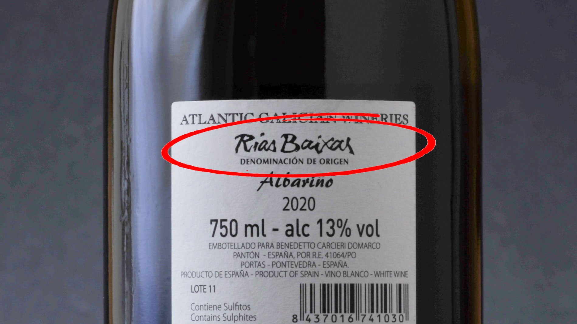 Close up of the label on a bottle of Spanish wine